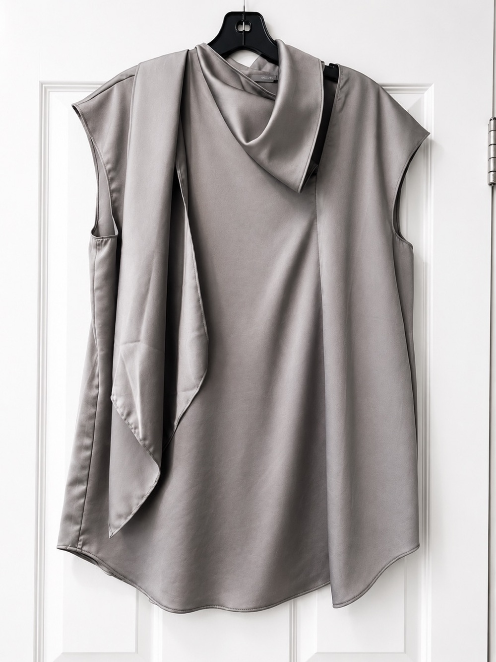 Chico’s Size 1 Silver Satin Scarf Neck Sleeveless Blouse Top S 8/10